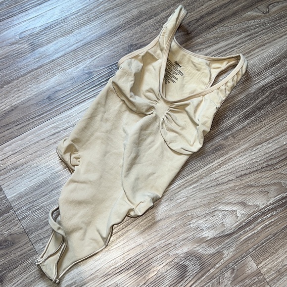 SCOOP NECK THONG BODYSUIT - Picture 3 of 5